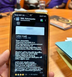 Zaměstnanci byli o uzavření továrny informováni na poslední chvíli přes WhatsApp